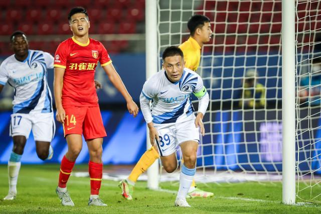 开云直播-【中超】特索涅夫头球阎相闯补射 大连人2比1河北队