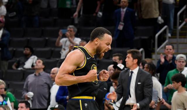 开云APP下载-防到绿军12中4！34岁库里疯狂砍分背后防守也够狠