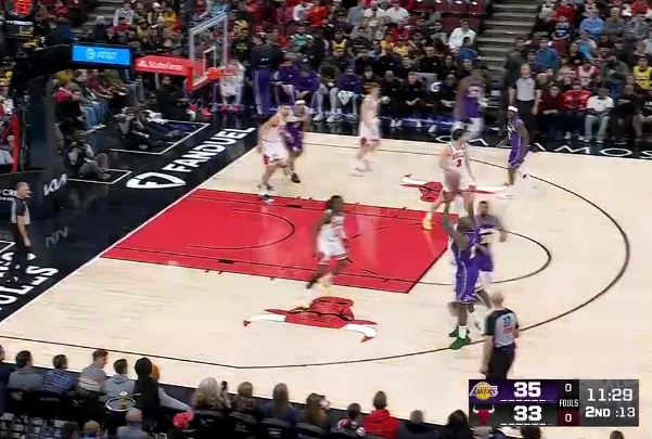 开云直播-詹姆斯接球三分也投进，目前8中6、三分1中1得到13分3篮板