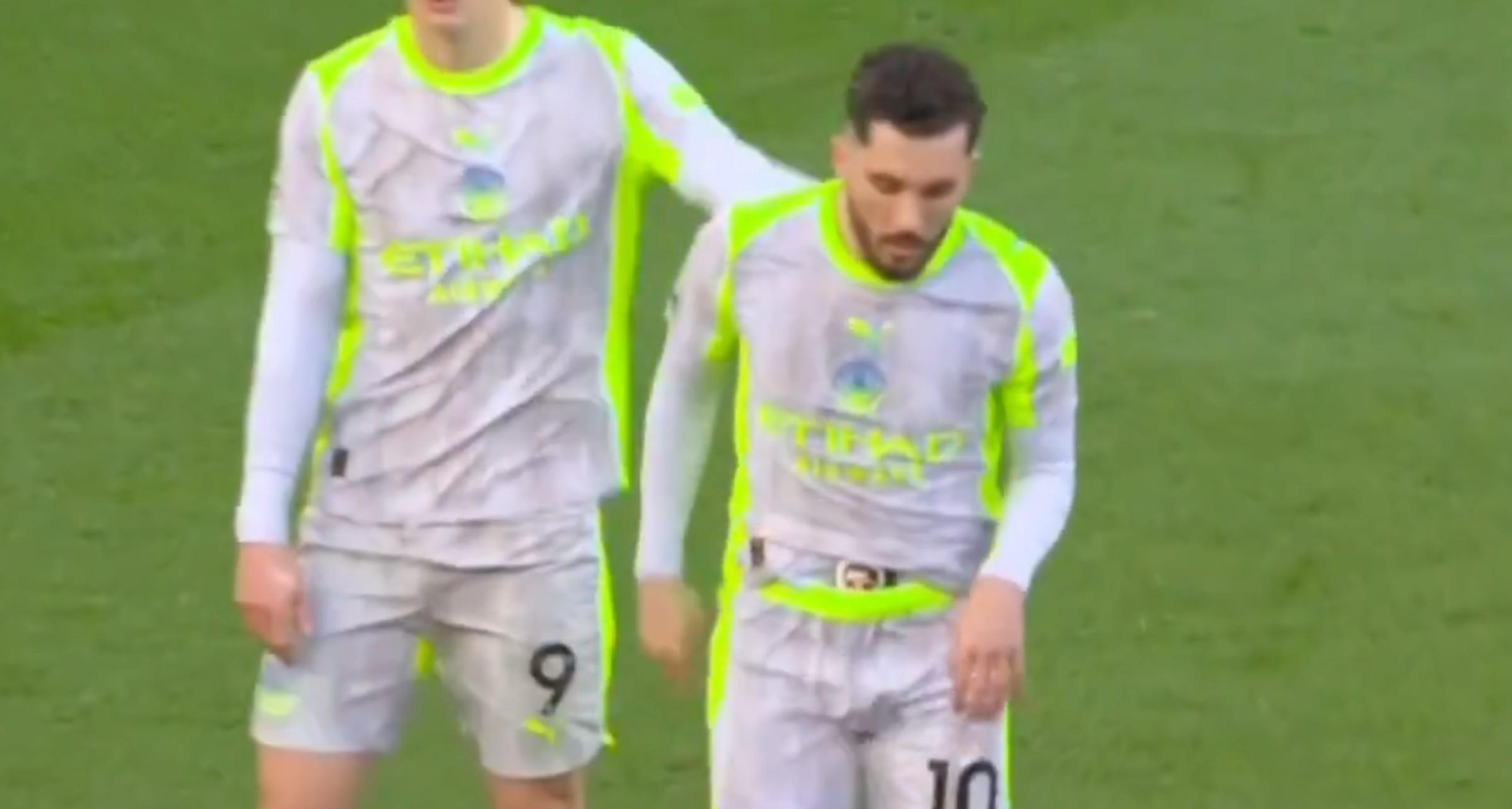 开云体育-天才总是与众不同，战切尔西赛中，谢尔基在场边玩扔瓶子游戏